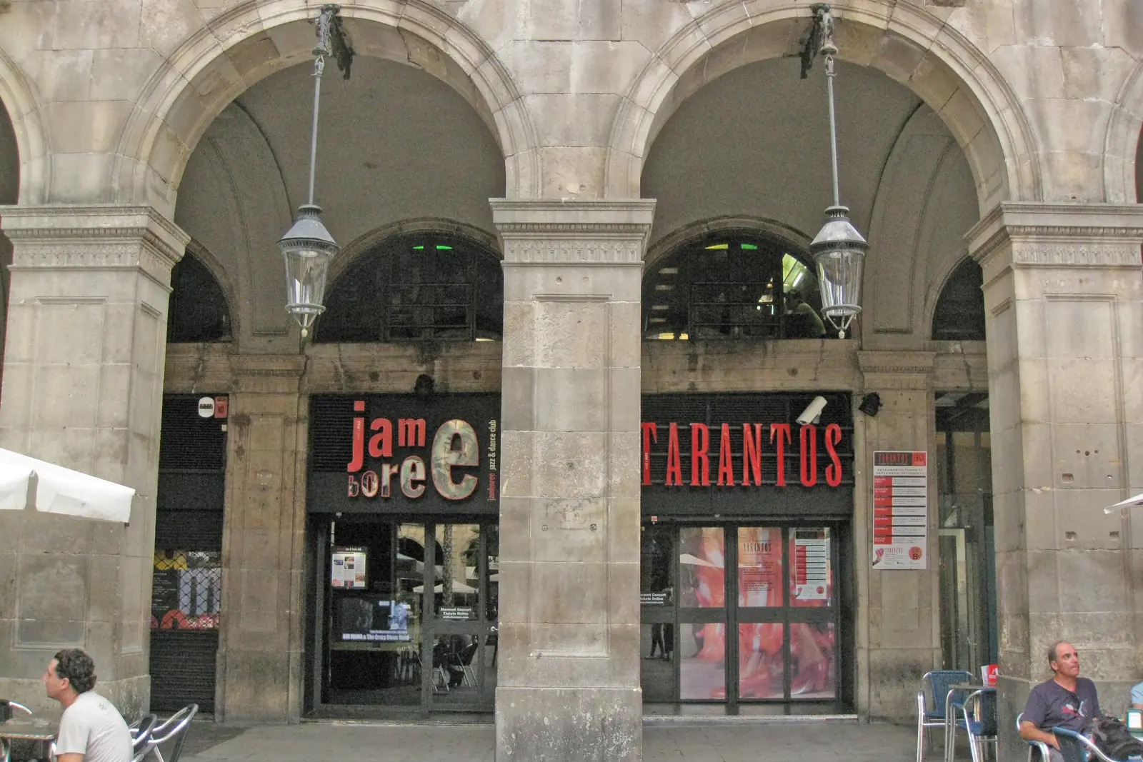 The arcade at Plaça Reial 17 in a 2011 photograph, with a red TARANTOS sign over a glass door beside a neighbouring music club